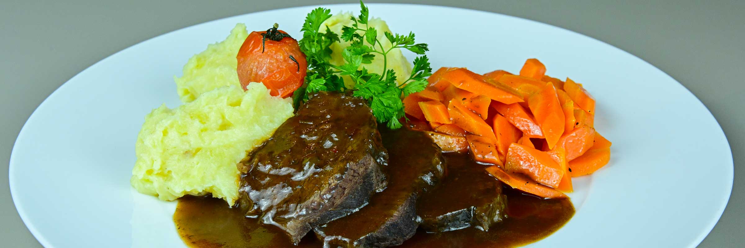 Geschmorte Rinderbäckchen, Vanillemöhren und Kartoffeltürmchen