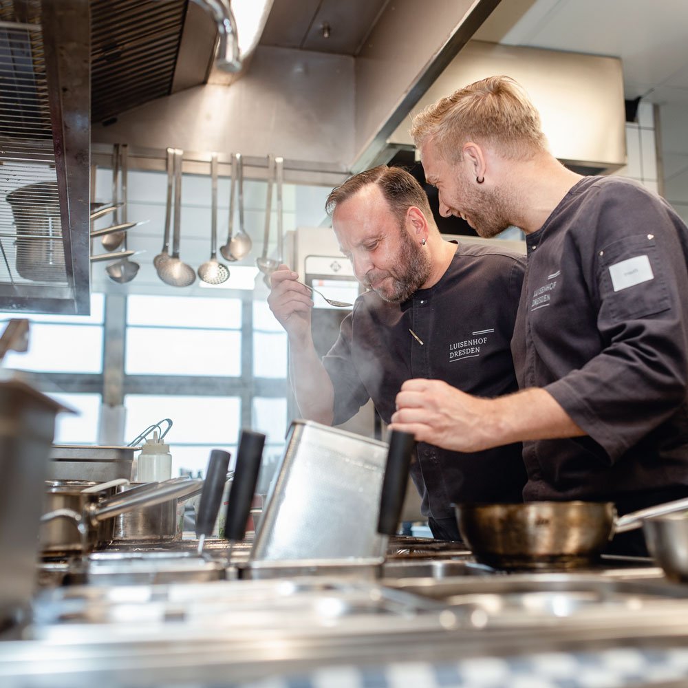 Küchenchef Stephan Kirchner mit Karsten Juhrig